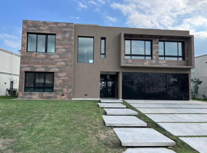 Casa · 417m² · 8 Ambientes · 8 Cocheras