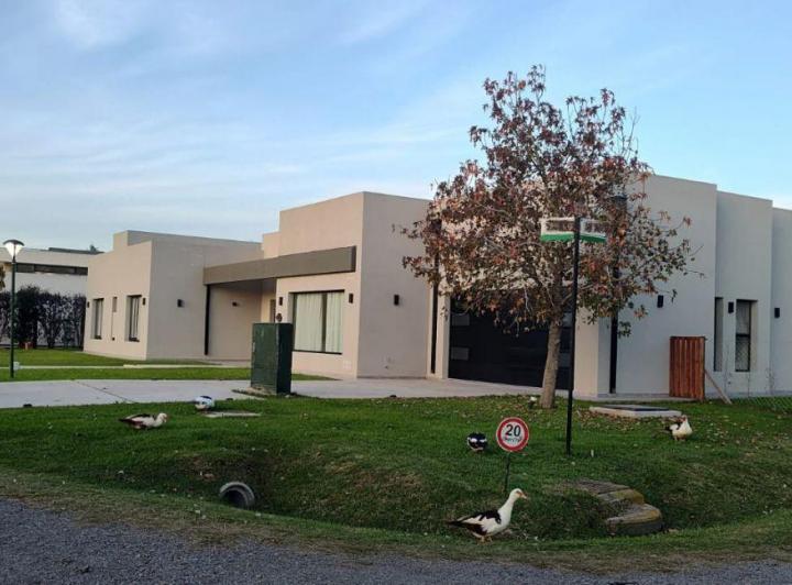 Casa · 253m² · 5 Ambientes · 2 Cocheras