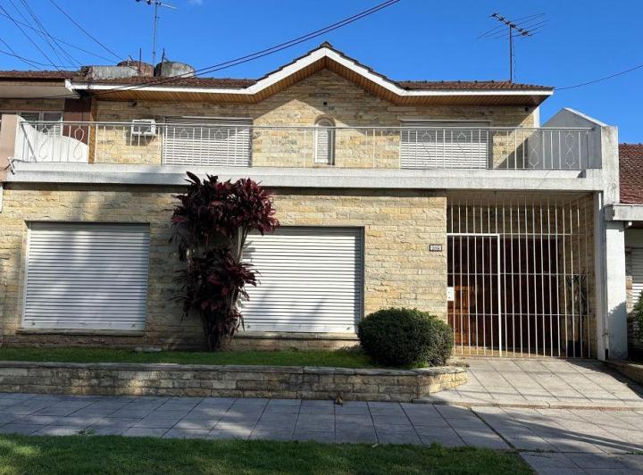 Casa · 160m² · 6 Ambientes · 1 Cochera