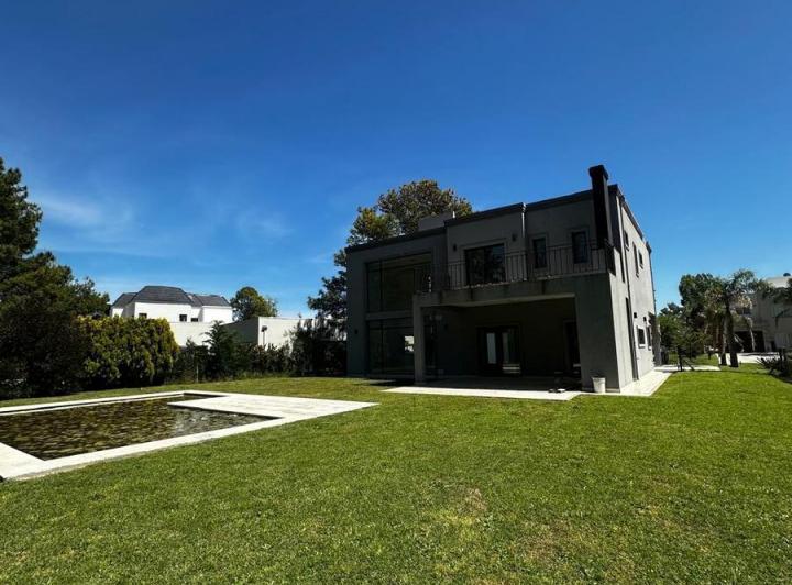 Casa · 230m² · 5 Ambientes · 2 Cocheras
