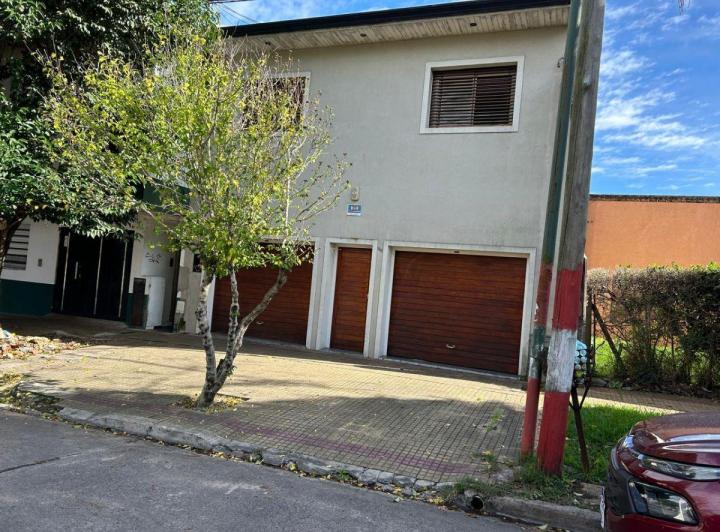 Casa · 275m² · 6 Ambientes · 2 Cocheras
