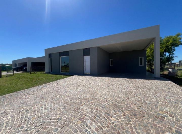 Casa · 198m² · 5 Ambientes · 2 Cocheras