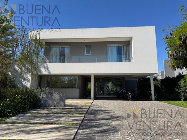 Casa · 299m² · 5 Dormitorios · 2 Cocheras