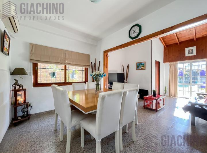Casa · 220m² · 7 Ambientes · 1 Cochera