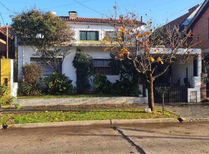 Casa · 180m² · 6 Ambientes · 2 Cocheras