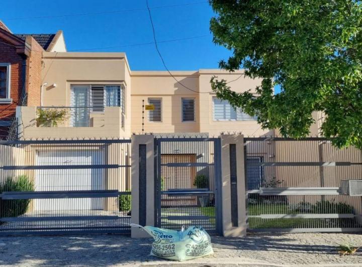 Casa · 262m² · 5 Ambientes · 2 Cocheras