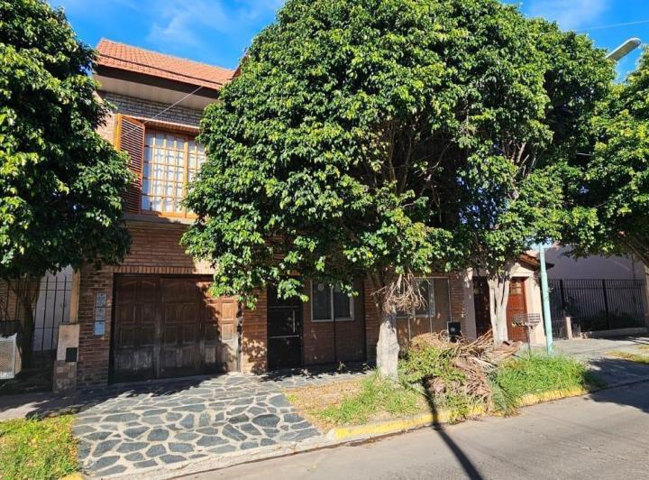 Casa · 1m² · 5 Ambientes · 3 Cocheras