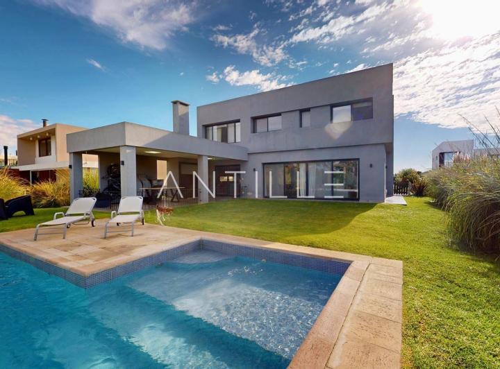 Casa · 800m² · 5 Ambientes · 1 Cochera