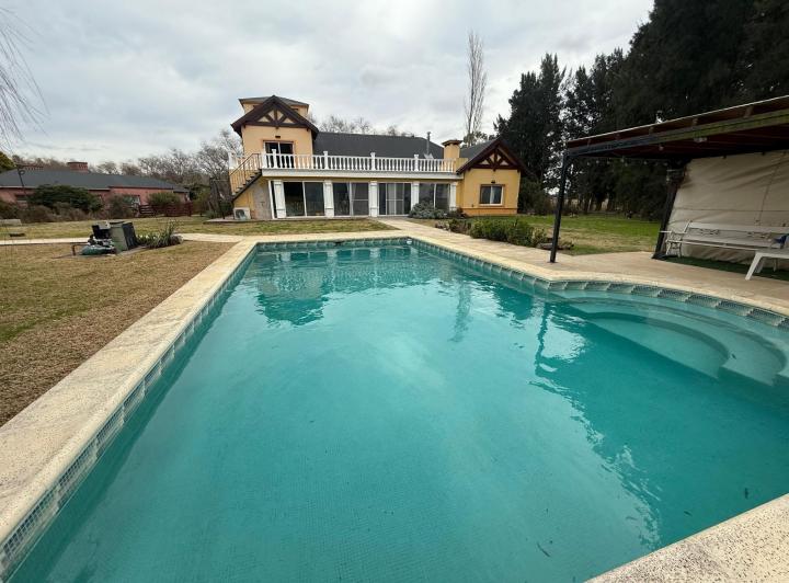 Casa · 402m² · 6 Ambientes · 5 Cocheras