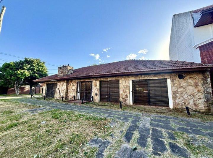 Casa · 450m² · 6 Ambientes · 2 Cocheras