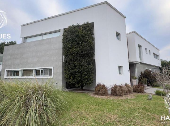 Casa · 450m² · 7 Ambientes · 2 Cocheras