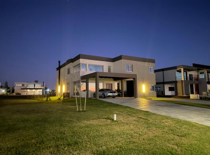 Casa · 350m² · 6 Ambientes · 6 Cocheras