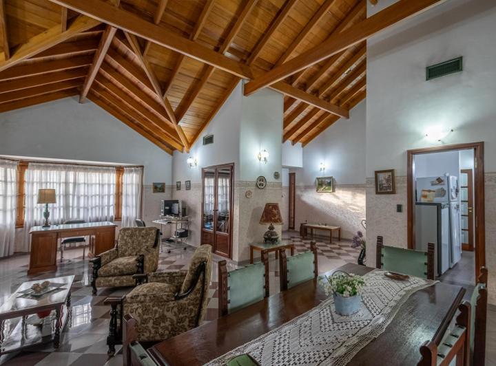 Casa · 315m² · 5 Ambientes · 2 Cocheras