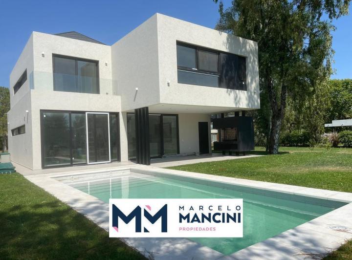 Casa · 245m² · 6 Ambientes · 2 Cocheras