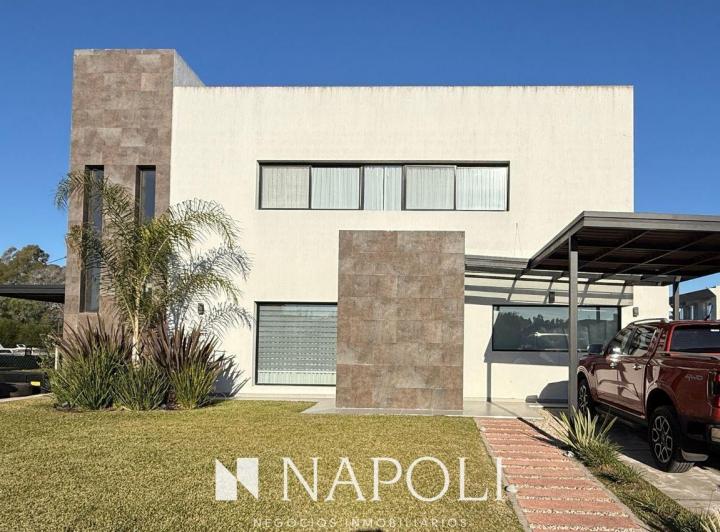 Casa · 234m² · 5 Ambientes · 2 Cocheras