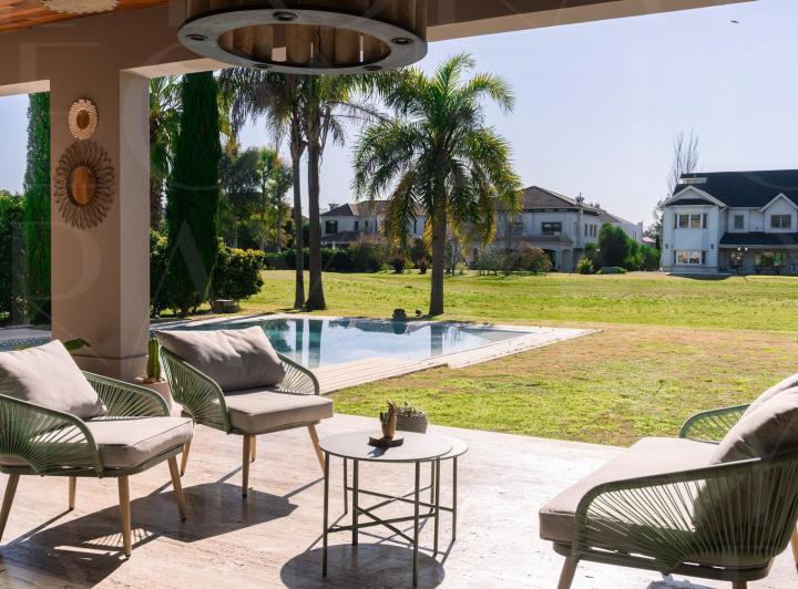 Casa · 840m² · 7 Ambientes · 1 Cochera
