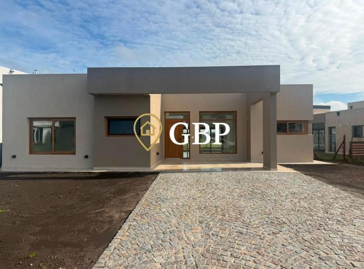 Casa · 143m² · 5 Ambientes · 2 Cocheras
