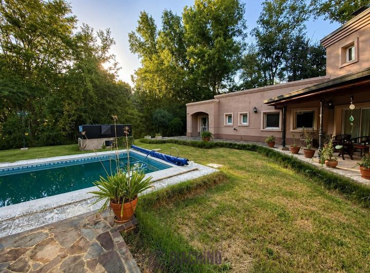 Casa · 380m² · 8 Ambientes · 3 Cocheras