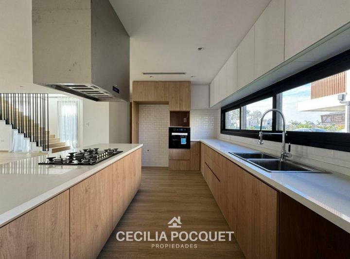 Casa · 242m² · 5 Ambientes · 2 Cocheras