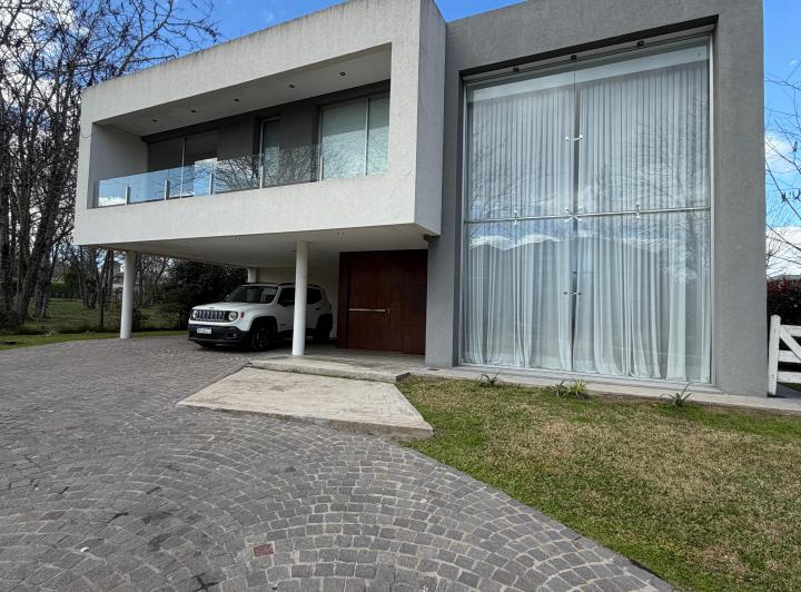 Casa · 300m² · 5 Ambientes · 2 Cocheras