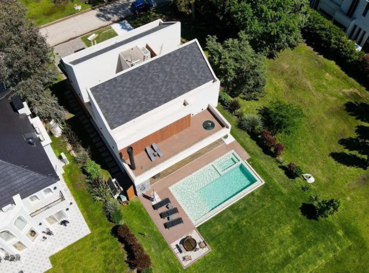 Casa · 370m² · 5 Ambientes · 6 Cocheras