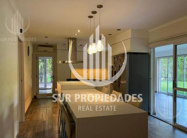 Casa · 710m² · 7 Ambientes · 1 Cochera