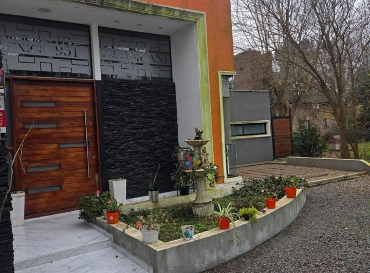 Casa · 250m² · 5 Ambientes · 2 Cocheras