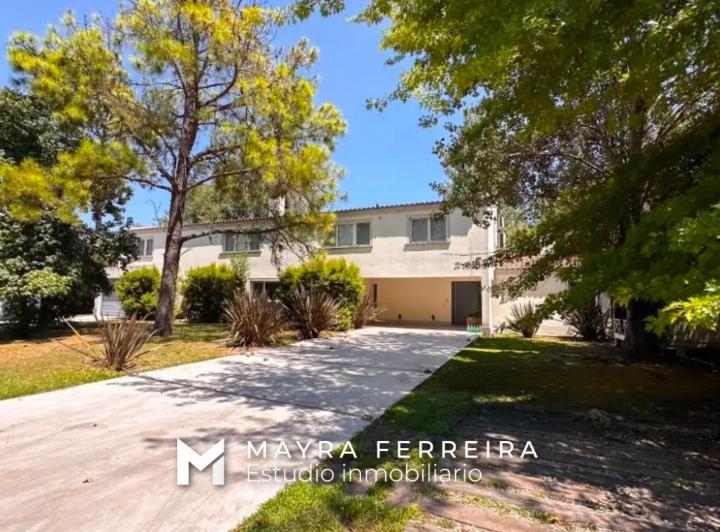 Casa · 375m² · 6 Ambientes · 5 Cocheras