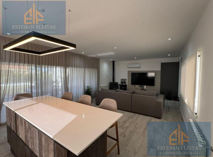 Casa · 209m² · 5 Ambientes · 2 Cocheras