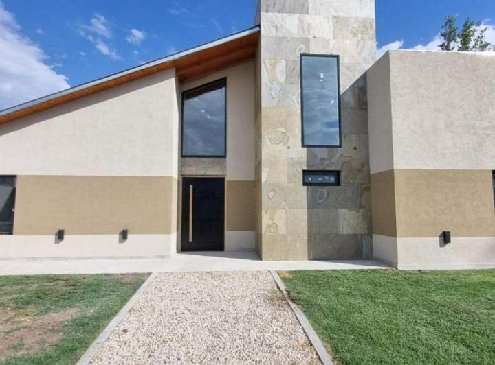 Casa · 220m² · 5 Ambientes · 2 Cocheras