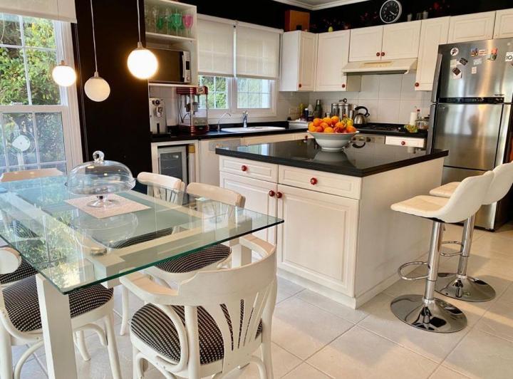 Casa · 250m² · 6 Ambientes · 1 Cochera