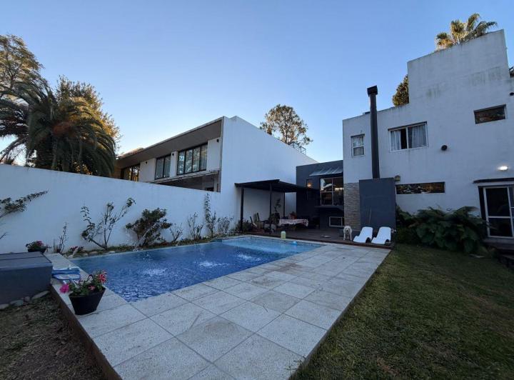 Casa · 268m² · 6 Ambientes · 1 Cochera