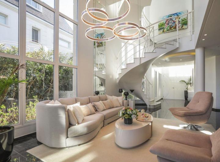 Casa · 360m² · 5 Ambientes · 2 Cocheras