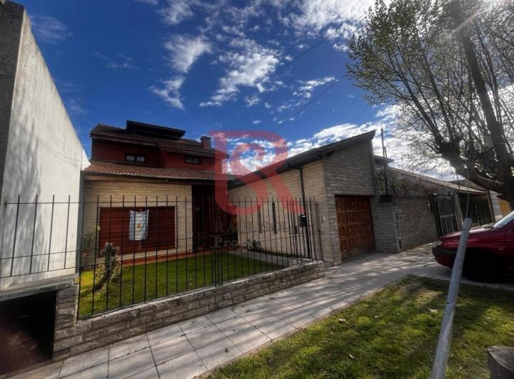 Casa · 1m² · 5 Ambientes · 2 Cocheras