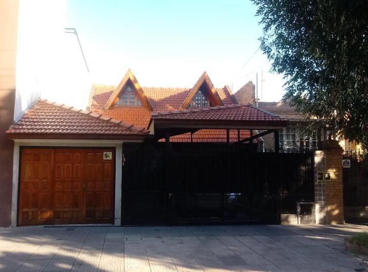 Casa · 200m² · 5 Ambientes · 2 Cocheras
