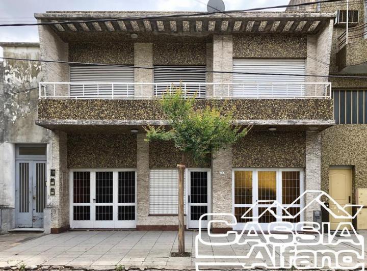 Casa · 260m² · 8 Ambientes · 3 Cocheras