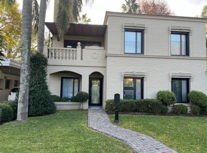 Casa · 220m² · 6 Dormitorios · 2 Cocheras