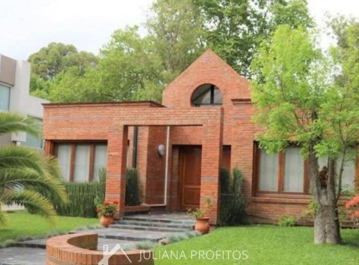 Casa · 300m² · 5 Ambientes