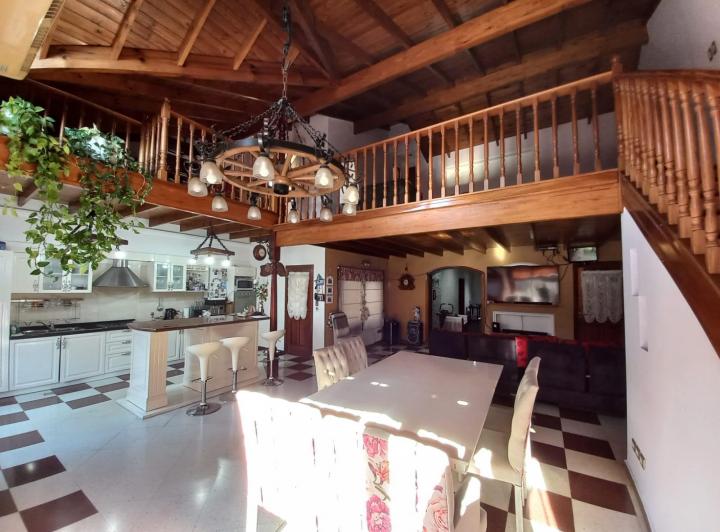 Casa · 240m² · 6 Ambientes · 1 Cochera