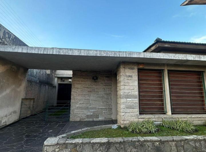 Casa · 230m² · 5 Ambientes · 4 Cocheras
