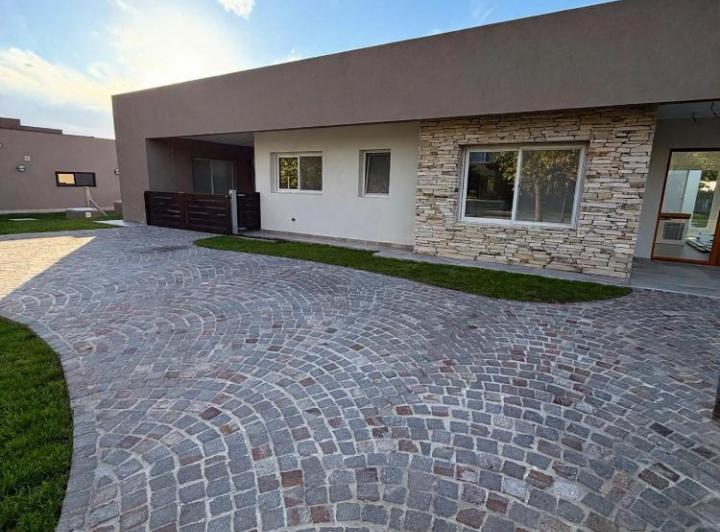 Casa · 180m² · 5 Ambientes · 1 Cochera