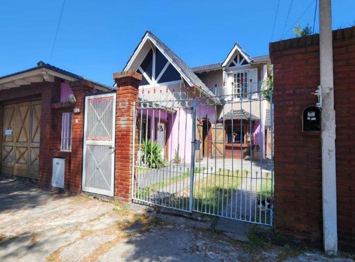 Casa · 220m² · 5 Ambientes · 1 Cochera