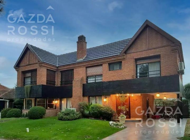 Casa · 310m² · 6 Ambientes · 2 Cocheras