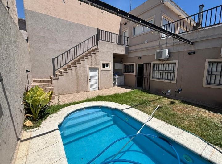 Casa · 145m² · 6 Ambientes · 2 Cocheras