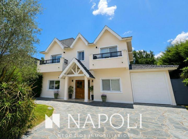 Casa · 240m² · 6 Ambientes · 1 Cochera