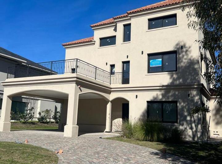 Casa · 370m² · 6 Ambientes · 3 Cocheras