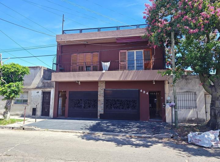 Casa · 241m² · 5 Ambientes · 2 Cocheras