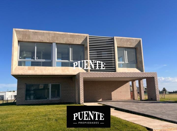 Casa · 355m² · 7 Ambientes · 6 Cocheras