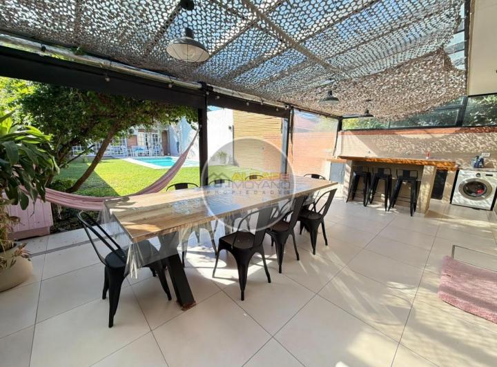 Casa · 195m² · 5 Ambientes · 2 Cocheras