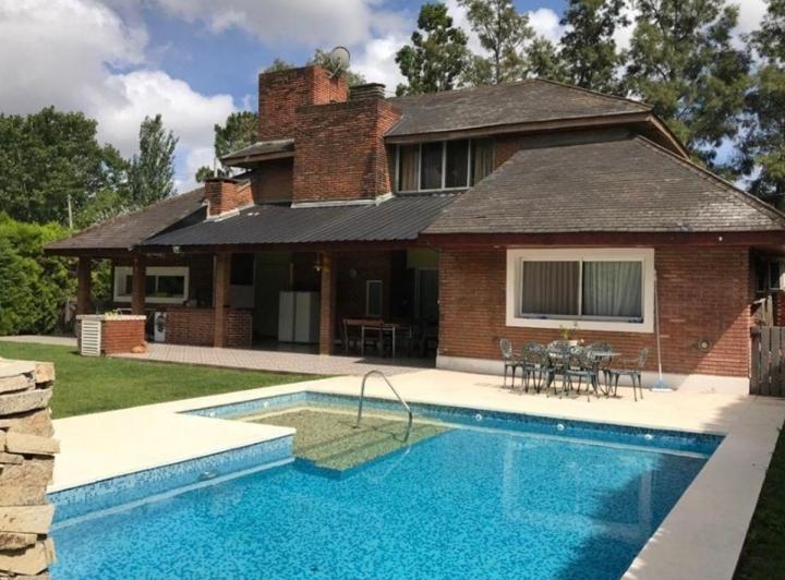 Casa · 300m² · 6 Ambientes · 6 Cocheras